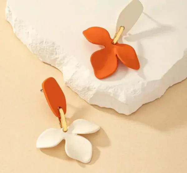 Boucles d'oreilles asymétriques en forme de fleurs